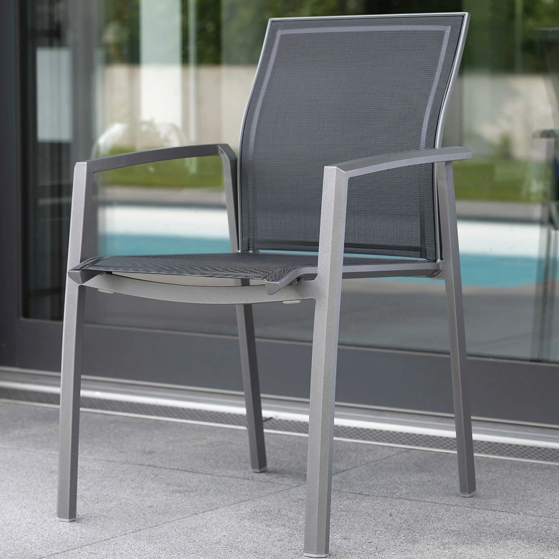 Stern Kari Stapelsessel Aluminium/Textilene Graphit/Silbergrau 11 Stern Kari Stapelsessel Aluminium/Textilene Graphit/Silbergrau – Bild 11