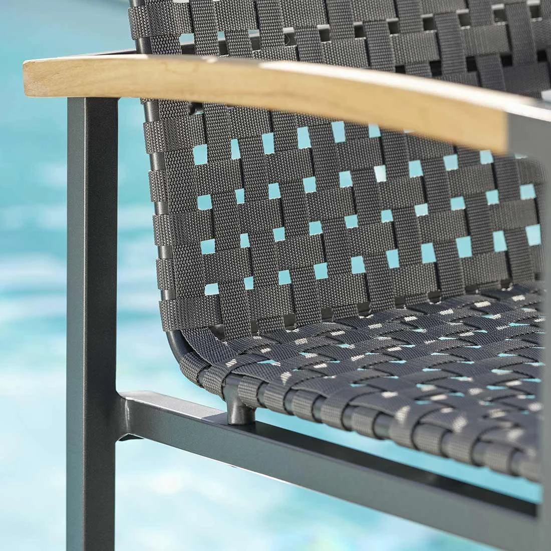 Stern Lucy Loungesessel Aluminium/Gurtbespannung Teakarmlehnen Anthrazit/Platin 2 Stern Lucy Loungesessel Aluminium/Gurtbespannung Teakarmlehnen Anthrazit/Platin – Bild 2