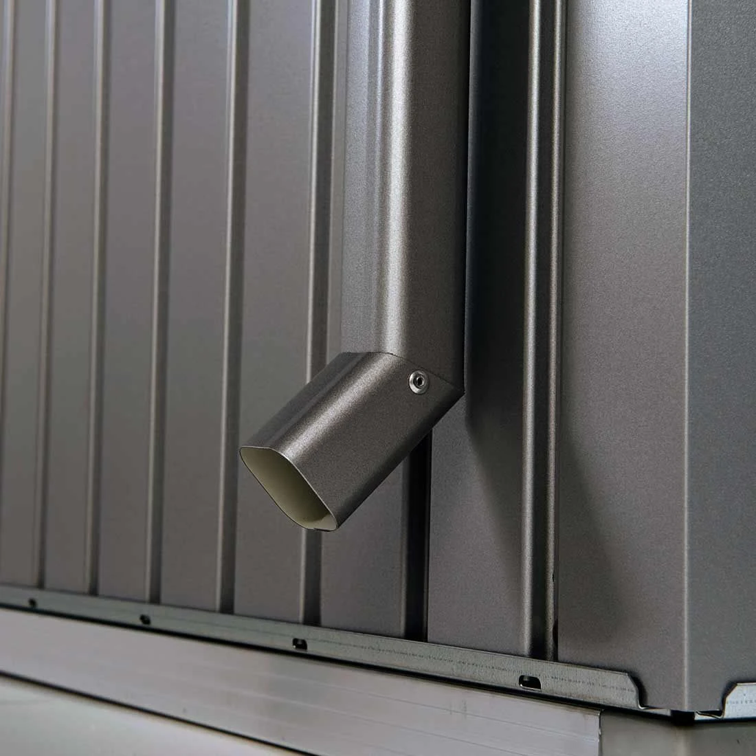 Biohort Highline Gerätehaus Regenfallrohr-Set Quarzgrau-Metallic 2 Biohort Highline Gerätehaus Regenfallrohr-Set Quarzgrau-Metallic – Bild 2