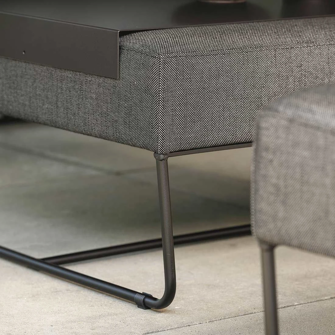 Stern Mia Lounge Hocker Edelstahl/Outdoorstoff Schwarz/Seidenschwarz 3 Stern Mia Lounge Hocker Edelstahl/Outdoorstoff Schwarz/Seidenschwarz – Bild 3