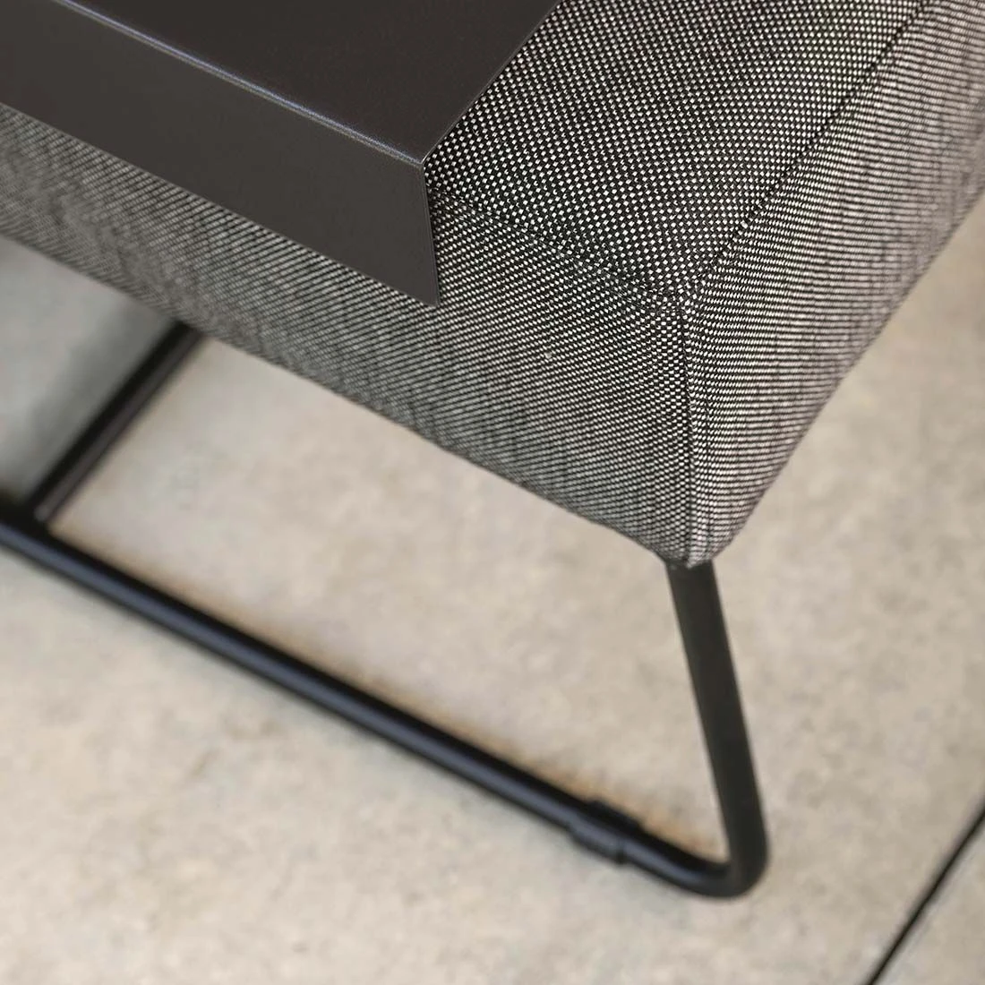 Stern Mia Lounge Hocker Edelstahl/Outdoorstoff Schwarz/Seidenschwarz 4 Stern Mia Lounge Hocker Edelstahl/Outdoorstoff Schwarz/Seidenschwarz – Bild 4